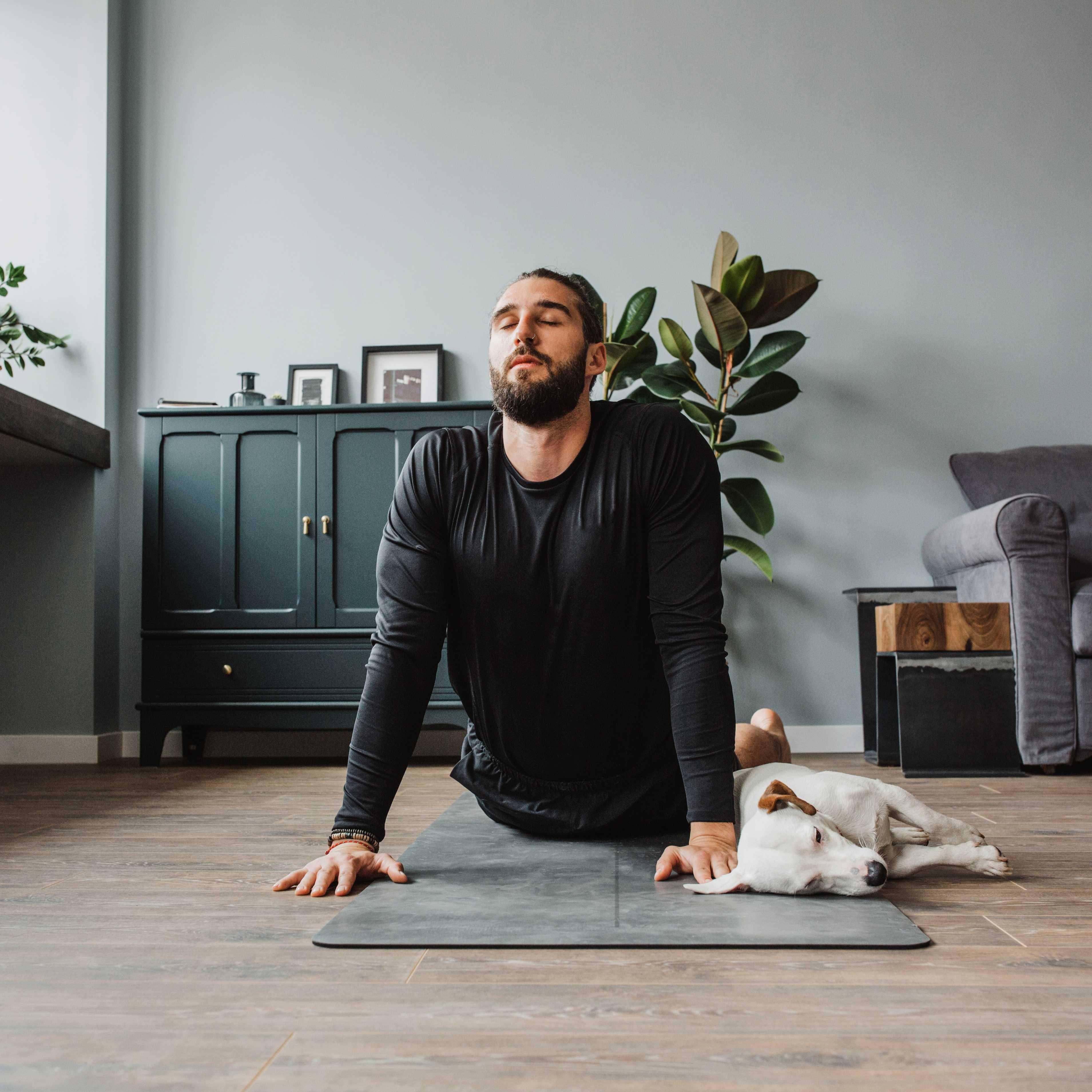 Mann macht Yoga zuhause