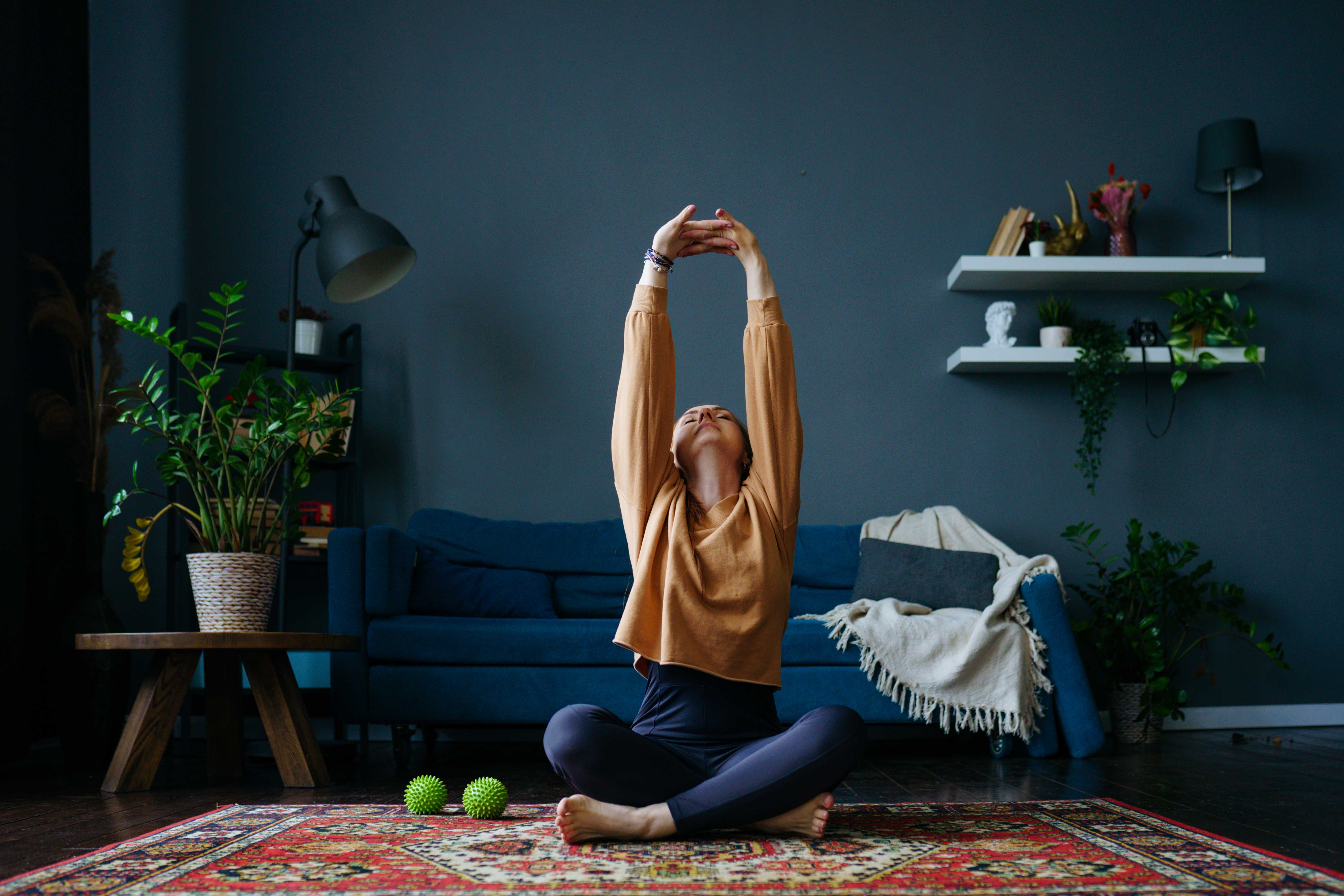 Frau macht Zuhause Yoga