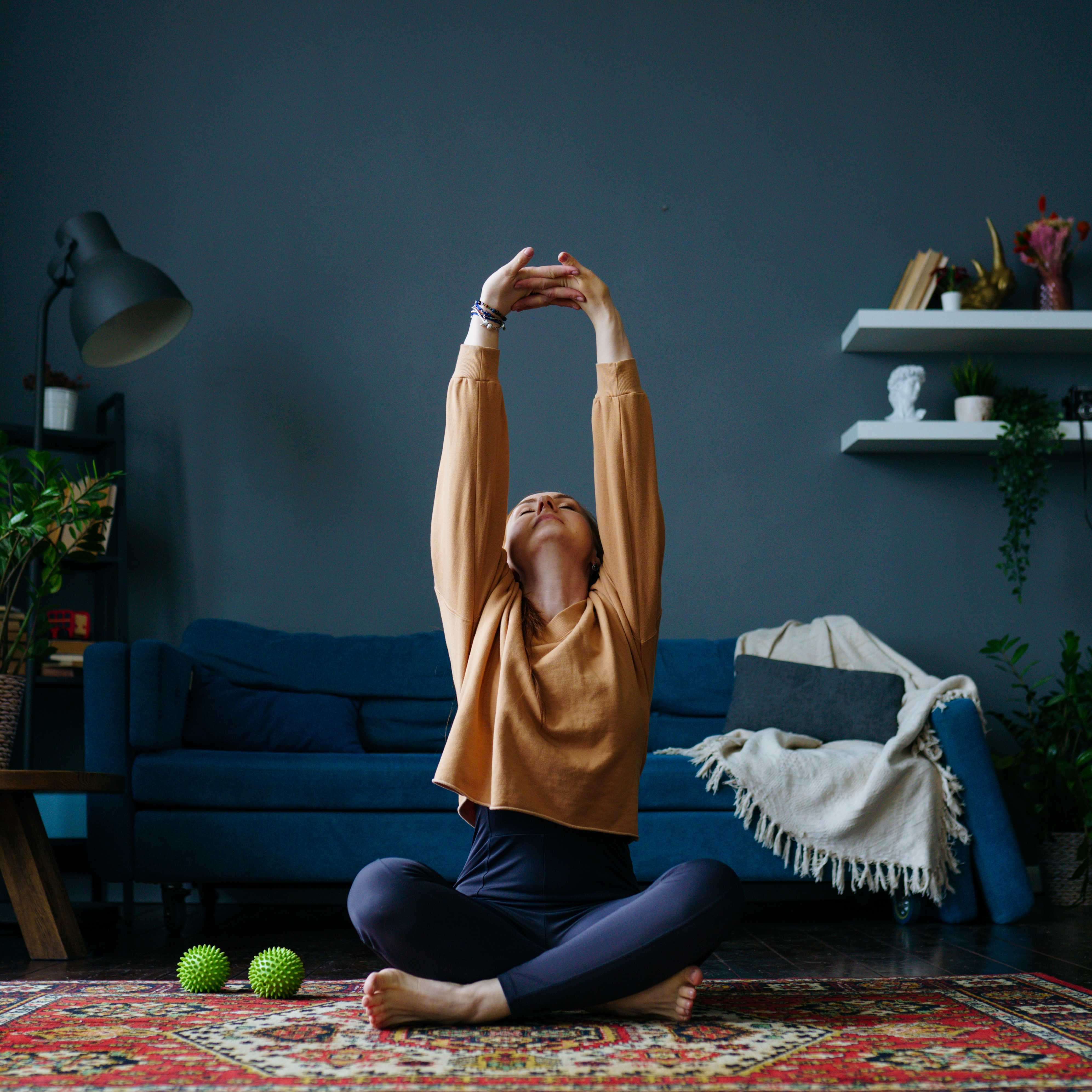 Frau macht Zuhause Yoga